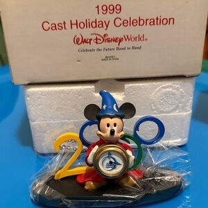 1999 Walt Disney World cast Holiday Mickey Mouse sorcerer tableclock.